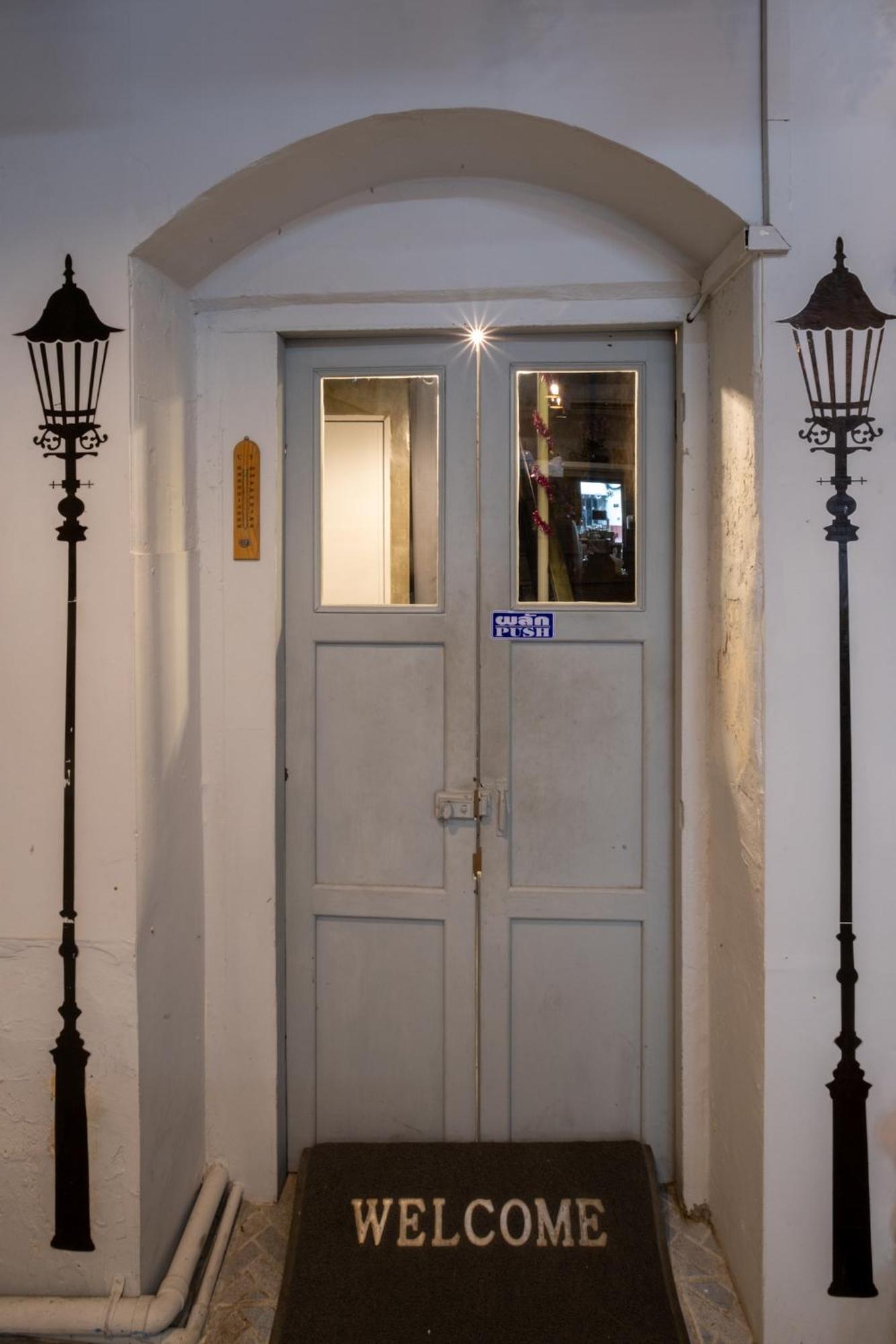 Sip N' Camp Hostel Bangkok Exterior photo