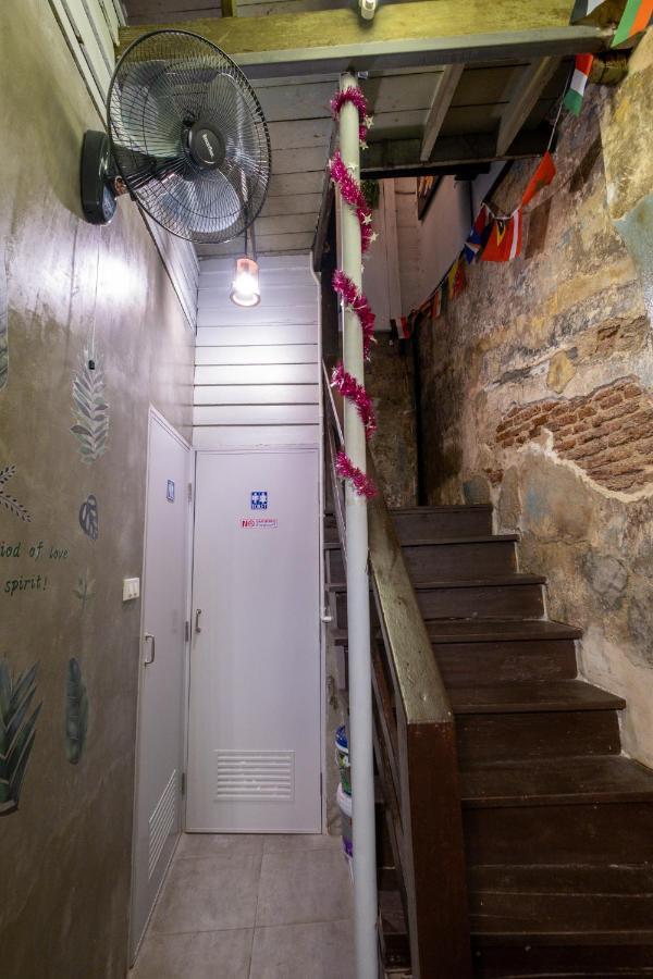Sip N' Camp Hostel Bangkok Exterior photo