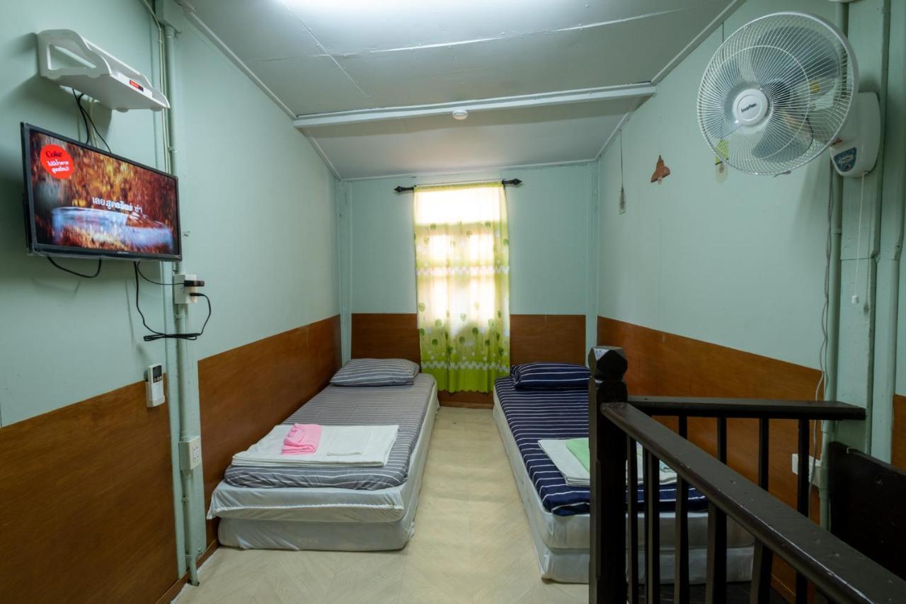 Sip N' Camp Hostel Bangkok Exterior photo